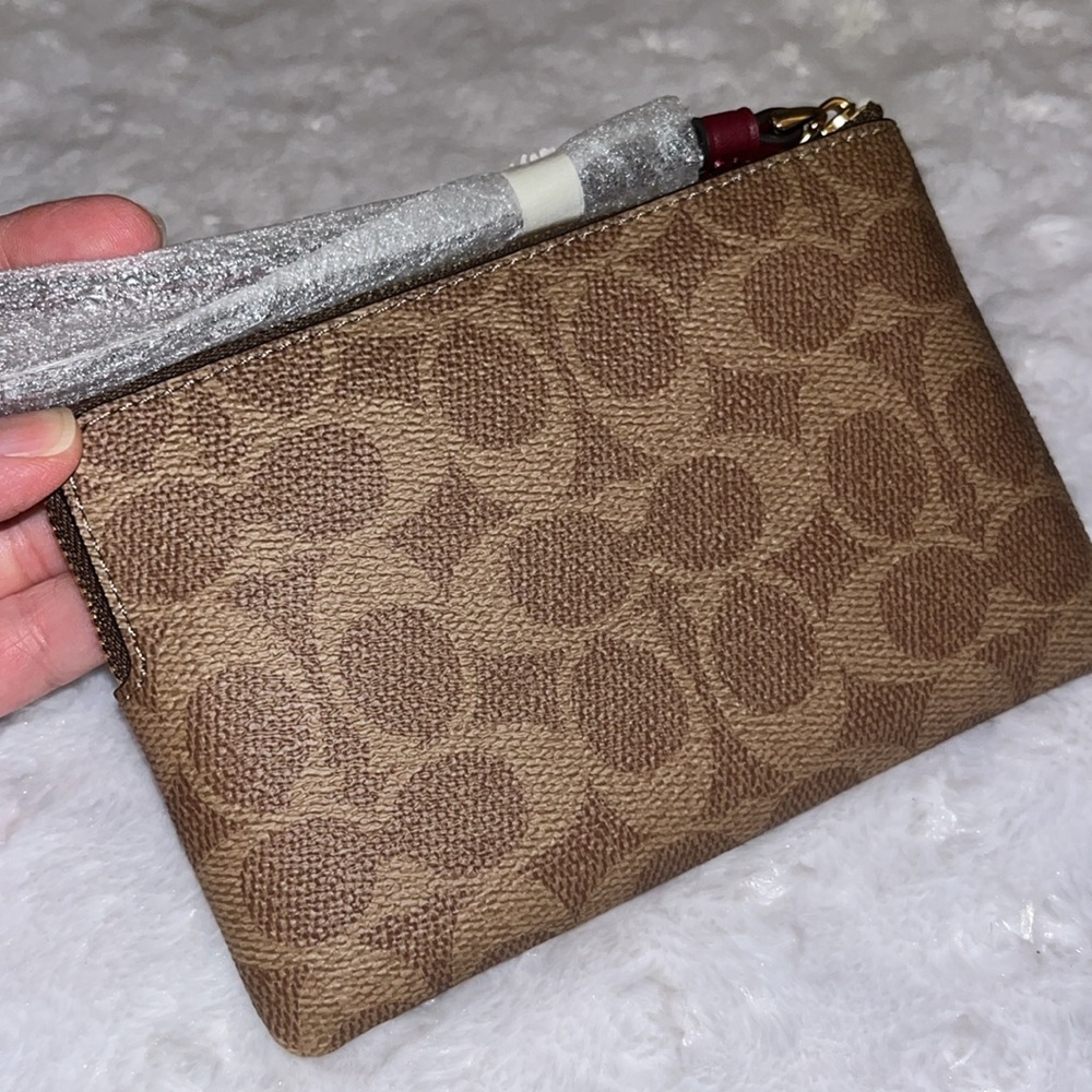 Coach NWT/NIP! Corner Zip Signature Horse & Carriage Wristlet - Picture 7 of 13